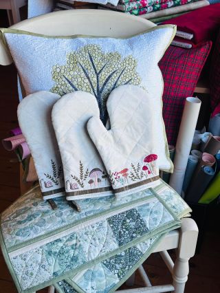 Rukavičky na ručičky a prestierania na stôl Jeseň je v plnom prúde a už sa chystáme na zimu ⛄️❄️🪾 ak by ste chceli mať...