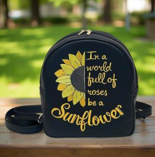 SOFIA - mestký batoh, ktorý elegantne nahradí kabelku. 28 x 29 x 11 cm, popruhy sú nastaviteľné do 110 cm Celokoženkový,...